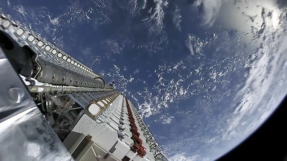 Une photo du largage dans l'espace de 60 satellites en mai 2019 (Source official SpaceX Photos)